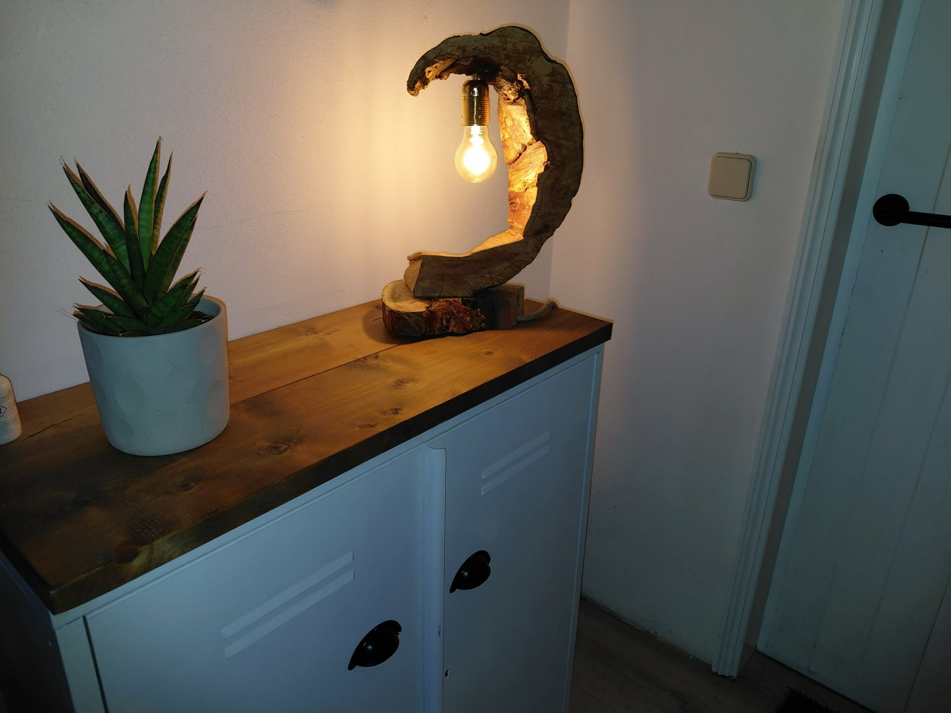 Houten handgemaakte lamp